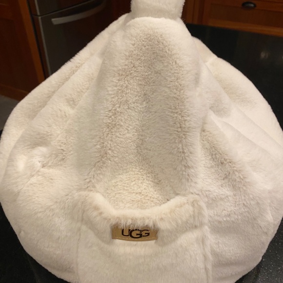 UGG pouf read tablet phone holder - Picture 2 of 4